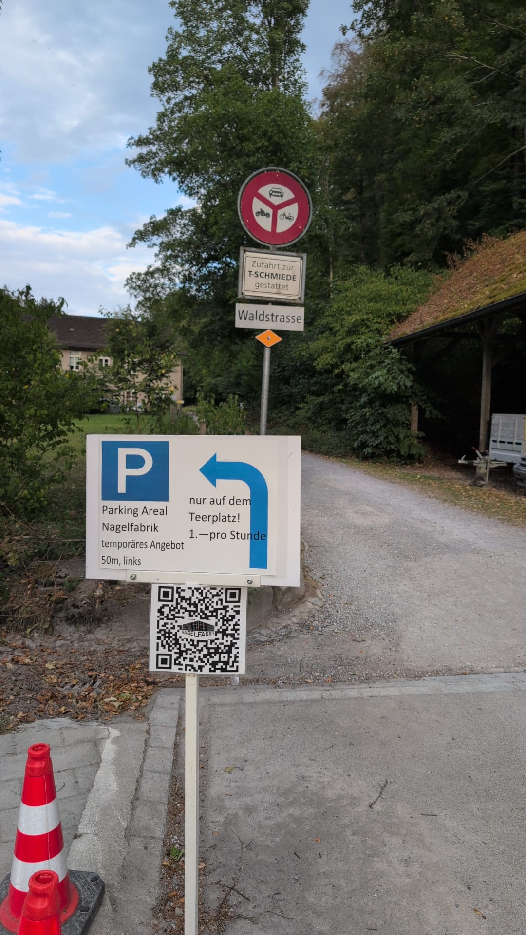 Hinweisschild Parking Areal Nagelfabrik, 50m links, 1 Franken pro Stunde
