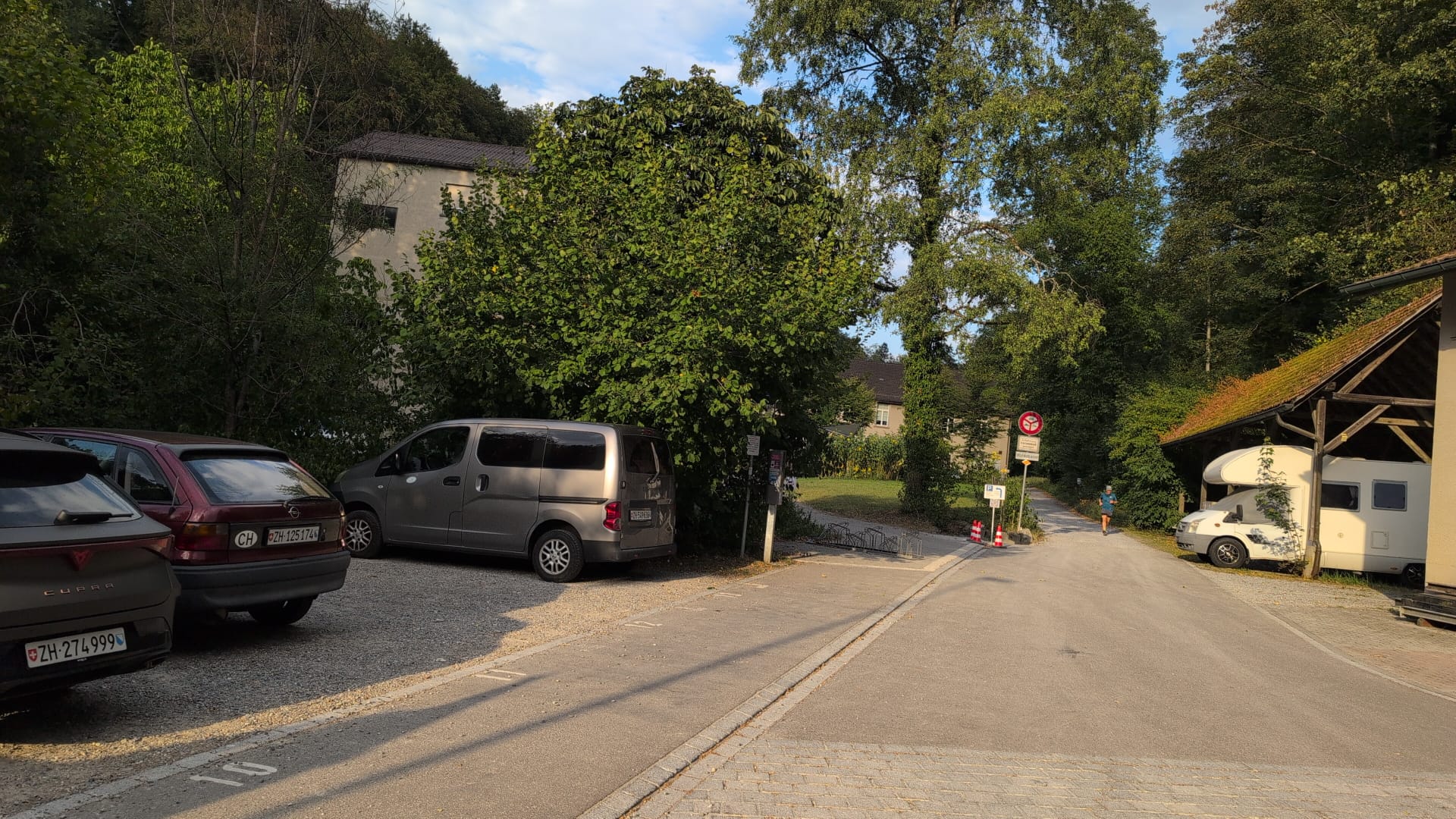 Öffentlicher Parkplatz Mühlestrasse / Töbelweg in Wetzikon mit parkierten Autos